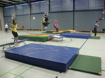 Trampoln 04, saltar trampoln en
                                  un gimnasio en Lueneburg, Alemania