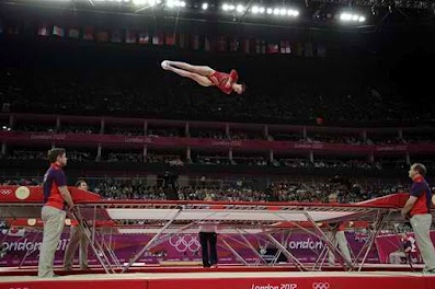 Trampol�n 07a:
                                  saltos 01 en una sala ol�mpica