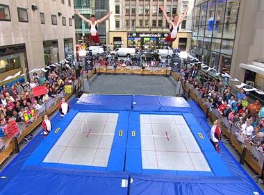 Trampol�n 07b:
                                  saltos 02 de dos personas en una
                                  sincronizaci�n en Nueva jersey en los
                                  "EUA" criminales con sus
                                  guerras sin fin