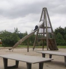 Trepar 9b:
                                  pir�mide de trepa con un tobog�n,
                                  Leipzig-Sellershausen, Alemania