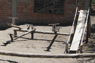 Tronco para balancear 01 en la
                                    escuela "Kitawa" en
                                    Salasaca en Ecuador