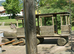 Locomotora con remolque en madera en el
                            parque infantil de Thun, Suiza