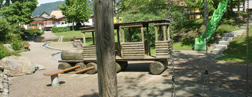 Locomotora en madera con un techo y con
                            un remolque con techo en Thun, Suiza