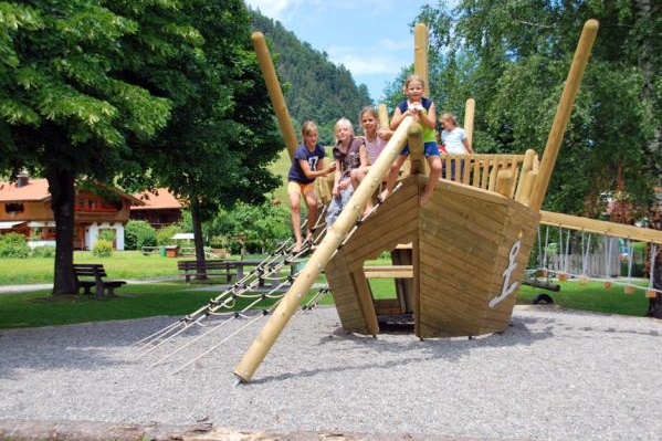 Barco en un parque infantil 02 en
                            Oberwoessen en Baviera Superior, Alemania