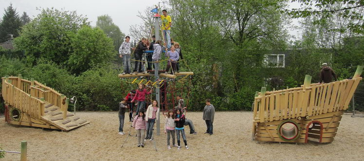 Ese barco es parcialmente
                                "hundido" y est� en el parque
                                de juegos de la escuela secundaria de
                                Much en la regi�n de Bonn, NRW,
                                Alemania