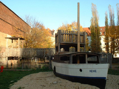 Ese barco retirado de
                                      personas llamado "Heike"
                                      est en el parque infantil de
                                      Glocksee ("Lago de
                                      campanas") en Hannover