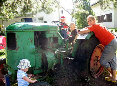 Un tractor antiguo real en un parque
                            infantil de Wolfurt cerca de Bregenz en
                            Austria