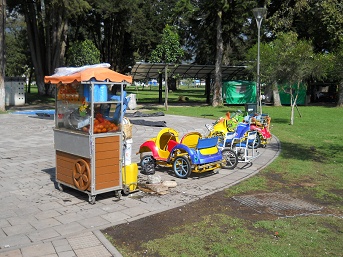 Coches de pedales para alquilar 01,
                              parque Ejido en Quito en Ecuador