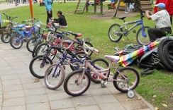 Alquilar bicicletas para ni�os con
                            puesto de refacciones en el parque Ejido en
                            Quito, Ecuador