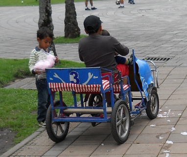 Manejar un coche de pedales 06,
                              parque Ejido en Quito, Ecuador