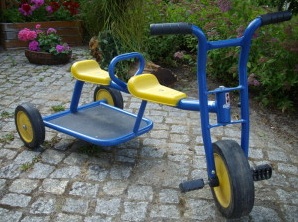 Manejar un coche de pedales 17, un
                            triciclo con un asiento de pasajero,
                            Goehren-Lebbin, Alemania
