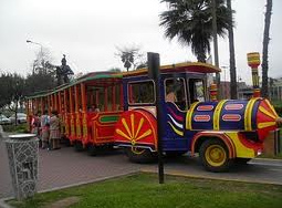 Tren de tractor en el parque
                                      Muralla en rojo, Lima, Per