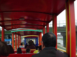 Tren de tractor en el parque
                                      Muralla en rojo, vista interior,
                                      Lima, Per