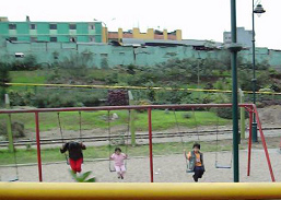 Tren de
                                      tractor en el parque Muralla con
                                      la vista a la zona de juegos con
                                      columpios, Lima, Per�