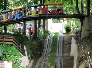 Tren en un parque 10 en
                            Ibbenbueren 03, puente pasando el tobogn de
                            trineo