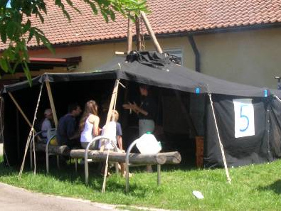 Fiesta en el parque
                              infantil 04, puesto con bancos para
                              sentarse con bastidores de bicicletas y
                              troncos, Calw