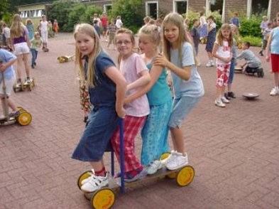 Fiesta en el parque
                              infantil 22, pedalo terrestre para
                              familias, empresa "Moki Co."
                              venta por correo