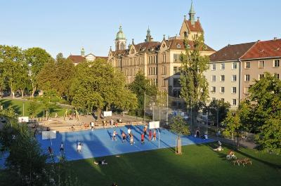 Campos de
                            baloncesto en el parque Dreirosenanlage
                            ("planta tres rosas") en Basilea