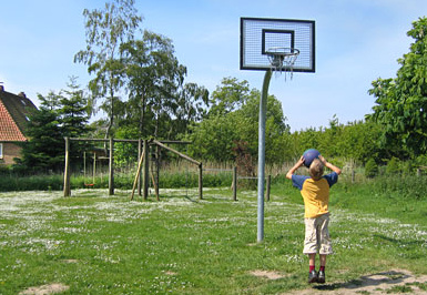 Baloncesto en la
                            calle 02 en un prado en Selent en la regi�n
                            de Kiel, Alemania