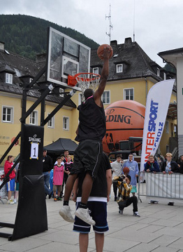 Baloncesto en la calle 03 con una canasta
                          doblable, Zell am See, Austria