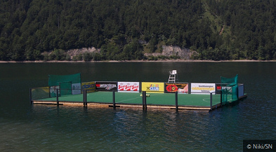 Aguas
                          02, una balsa grande de ftbol con un csped
                          artificial en el lago Hintersee ("Lago
                          Inferior") cerca de Salzburgo en Austria
                          donde hay un torneo de ftbol "Raft
                          Soccer Cup" cada ao