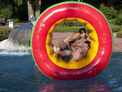Aguas
                          03, rueda de hamster inflable en la isla
                          Grafenwerth en la regi�n de Bonn, Alemania