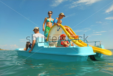 Aguas
                          06, un barco de pedalo con un tobog�n, sin
                          localidad, Shutterstock