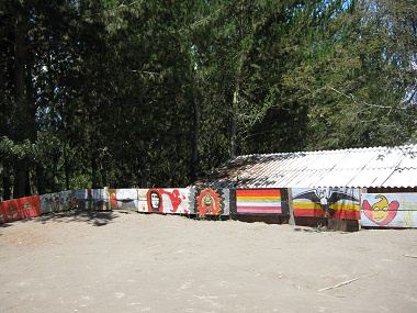 Campo de ftbol con una baranda pintada
                            en la escuela "Kitawa" en Salasaca
                            04, Ecuador