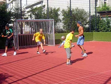 Campo de ftbol
                            encercado para nios y juveniles con goles
                            metlicos en la plaza Blaubrplatz (plaza
                            del oso azul) en el distrito de Neukoelln en
                            Berln