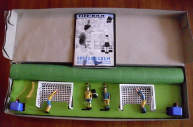 F�tbol de Tipp-Kick con el campo
                          enrollado, jugadores y goles