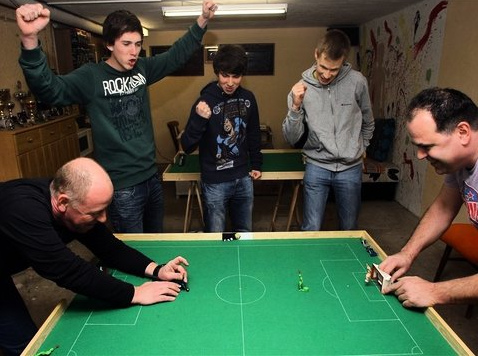 Tipp-Kick en una mesa
                          especial en Weiler, regi�n de Pforzheim,
                          Baden-Wurtemberg, Alemania