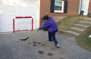 Hockey en la calle 02 con una pelota
                          naranja con un gol en el patio del garaje, sin
                          localidad