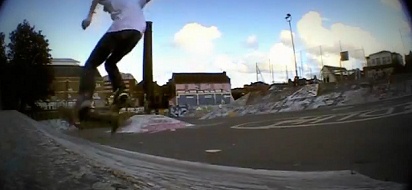 Patinaje con una vuelta de 180 grados 01,
                          parque de Horfield, Bristol, Inglaterra