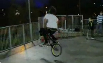 Patinaje 19: ir de bicicleta con una
                          vuelta de 360 grados en el parque Horfield en
                          Bristol, Inglaterra