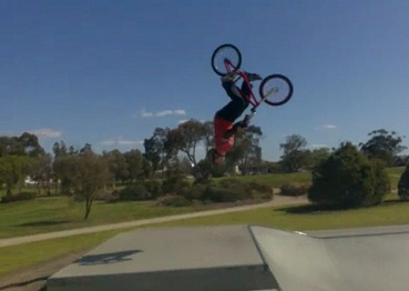 Patinaje
                          32: ir de bicicleta BMX con un salto por atrs
                          (backflip), Melbourne