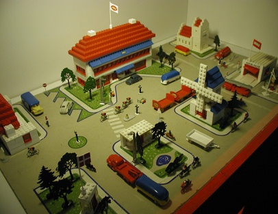 El primer parque infantil de trfico 01
                          es con Lego con calles y con casas, con
                          semforos y con autos de juego.
