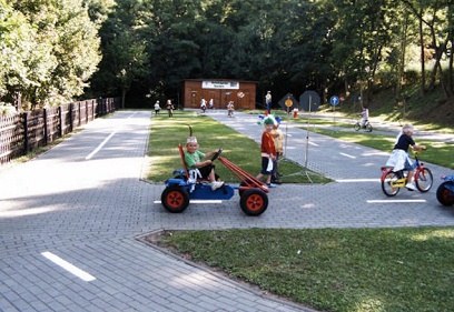 Parque infantil de
                          trfico 04 con coches de pedales y bicicletas
                          en Hohenmlsen cerca de Teuchern cerca de
                          Leipzig, Alemania