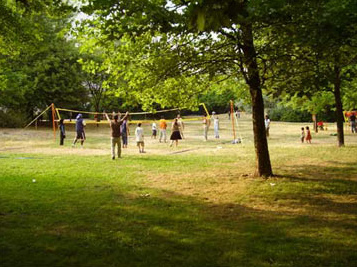 Voleibol en un csped en el parque de
                          Dammweg en el distrito de Neukoelln
                          ("Nueva Colonia") en Berln