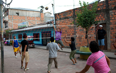 Voleibol de la calle 01 en la ciudad
                          tropical de Pucallpa, Per