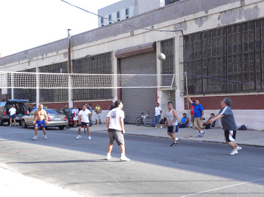 Voleibol de la calle 02 en el distrito de
                          Brooklyn en Nueva York en los Estados
                          Criminales con sus guerras sin fin