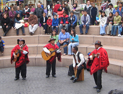 Amphitheater in Steinstufen im
                                Kennedy-Park in Lima-Miraflores mit
                                peruanischer Volksmusik (2010)