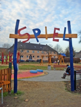 Eingangstor 02 beim
                          Spielplatz Hochstrass / Gr�ner Weg in Moers,
                          NRW, Deutschland