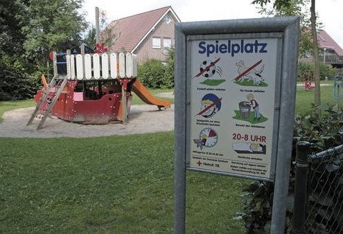 Spielplatz-Schild 02 mit Logos
                                    in Srbeck, NRW, Deutschland