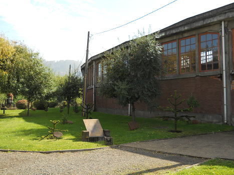 Botanischer Garten mit angeschriebenen
                          Bumen beim Eisenbahnmuseum von Temuco, Chile