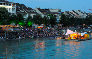 Floss 06 als Kulturfloss mit
                          Musikveranstaltungen auf dem Rhein in Basel