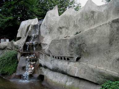 Mrchenwald Ibbenbren 07, ein
                            Mrchenfelsen mit Galerie und Wasserfall
                            imitiert eine Schlucht