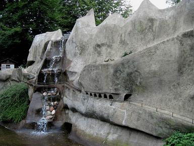 M�rchenwald Ibbenb�ren 07, ein
                            M�rchenfelsen mit Galerie und Wasserfall
                            imitiert eine Schlucht