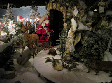 Mrchenwald Ibbenbren 11, der
                          Weihnachtsmann kommt auf einem Schlitten,
                          gezogen von einem Hirsch mit Lichtern auf den
                          Geweihspitzen (Mrchen:
                          "Wintermrchen")