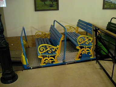 Themeneisenbahn Ibbenb�ren 02, der Zug
                            besteht aus offenen Wagen mit B�nken im Stil
                            des 19. Jahrhunderts