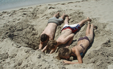 Gef�hrliches
                            Sandbuddeln 01 auf der Insel Elafonissos in
                            Griechenland